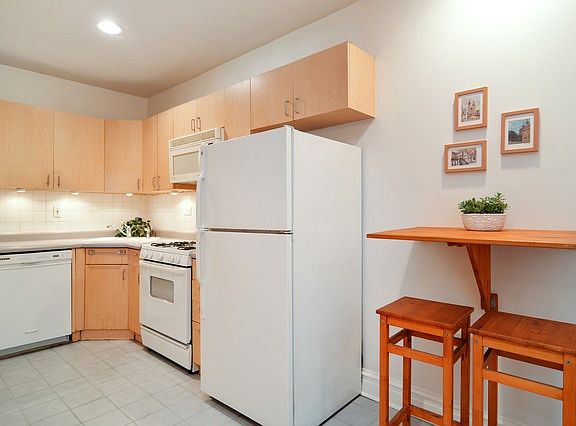 4th image of 3133 W Leland Ave #1