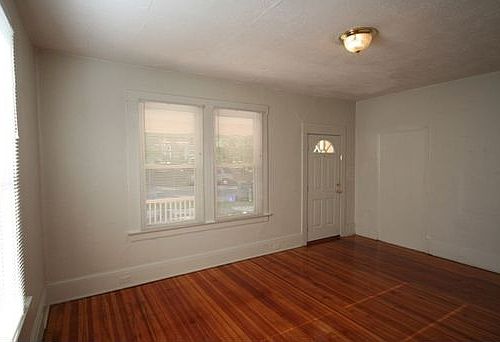 3rd image of 1306 W Chapel Hill St