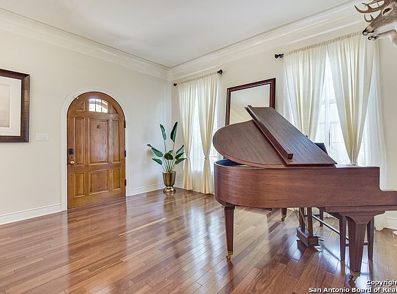 4th image of 127 E Mistletoe Ave