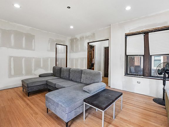 3rd image of 7918 S Luella Ave