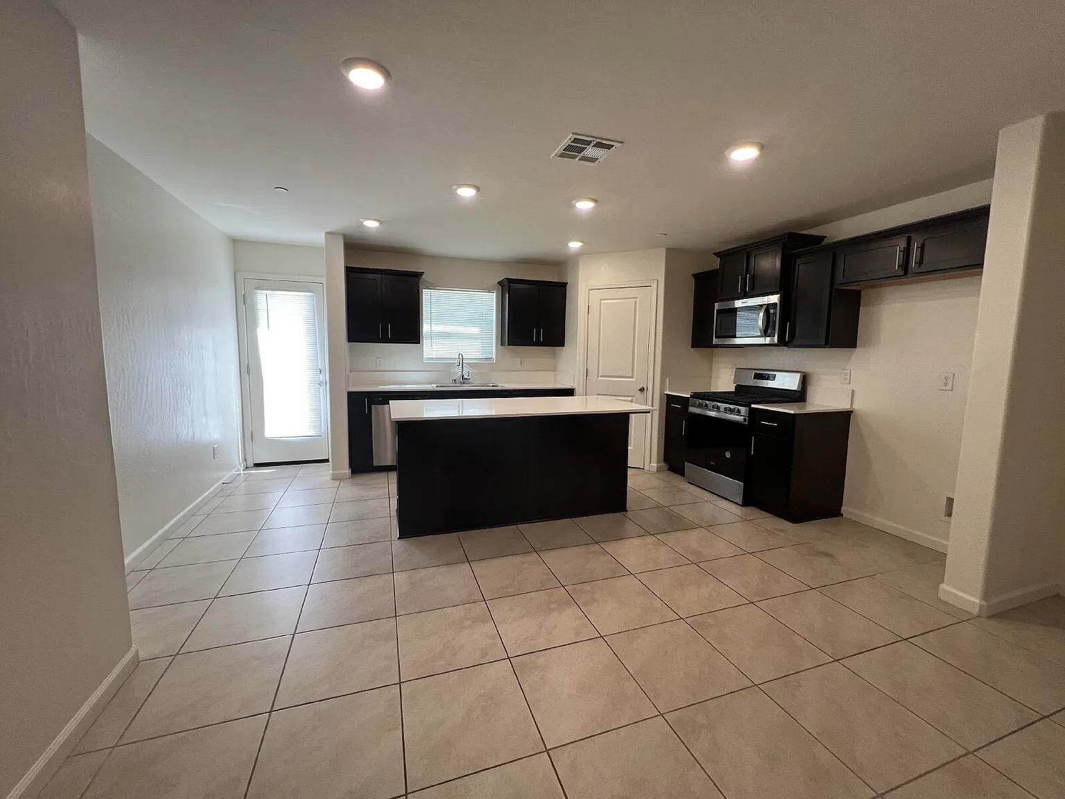 3 bed, 2.0 bath, 1353 sqft, $2,250 — Photo 3