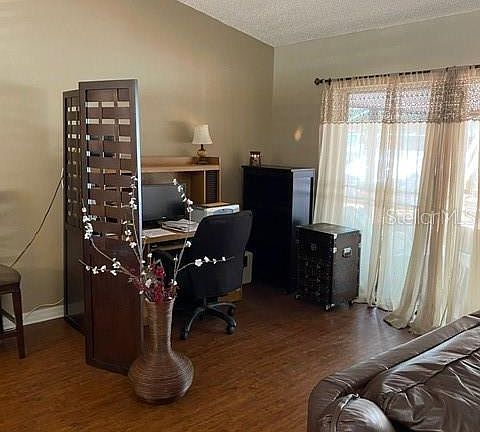 4th image of 900 Redwood Way
