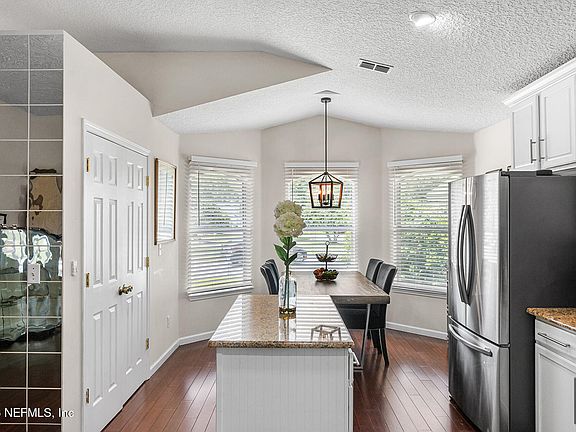 4th image of 204 CONNER Court