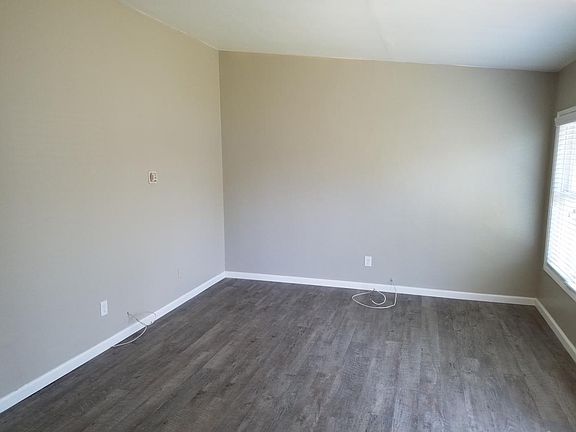 Clean Clean Clean Living Room w/ Lots of Light! 