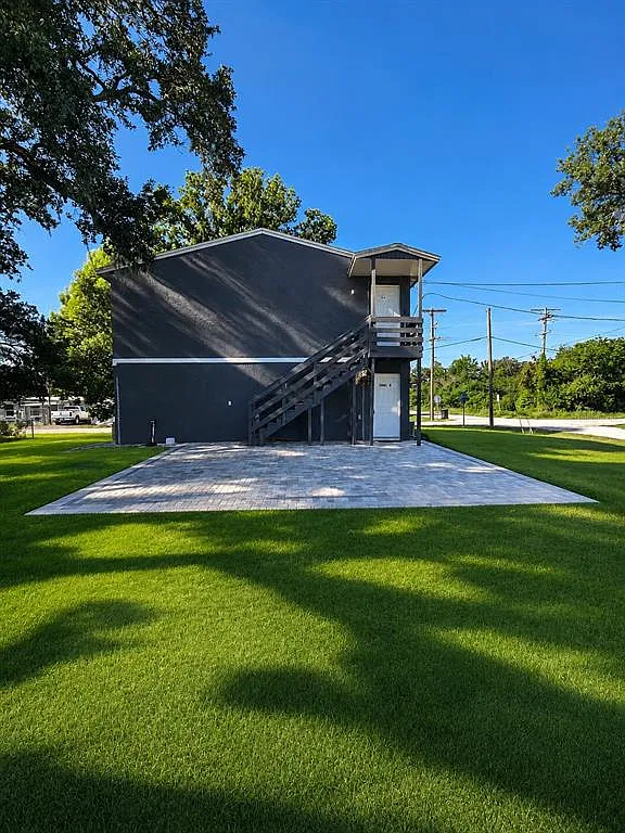 2 bed, 1.0 bath, 1320 sqft, $1,400 — Photo 1