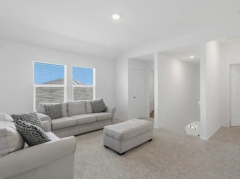 293 Ebbsfleet Dr — Photo 8