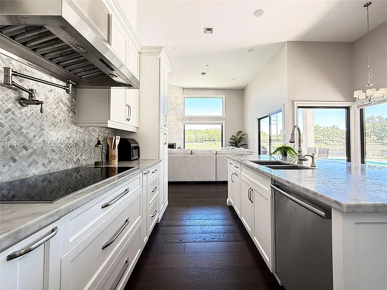 400 Alexandra Cir — Photo 22