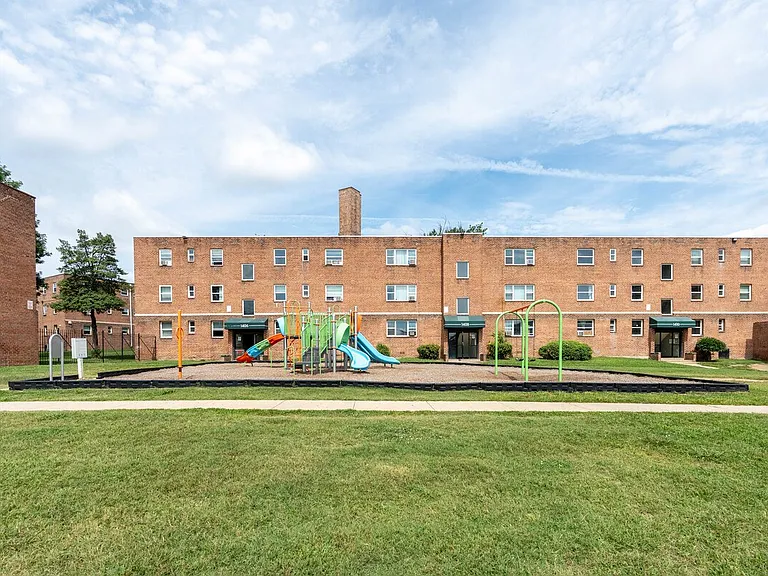 Bedford and Victoria Station Apartments — Photo 20