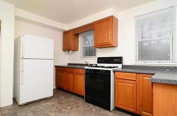 3rd image of 813 N Circle Dr