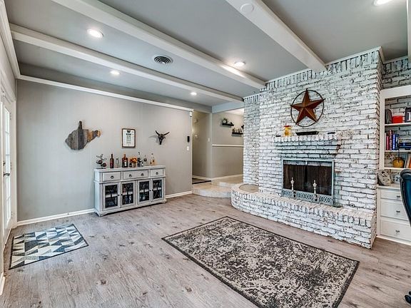 3rd image of 817 W Cheryl Ave
