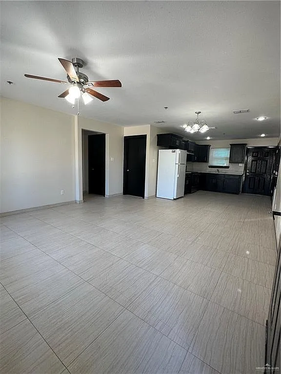 Building Photo - 1403 W Kiwi Ave #1
