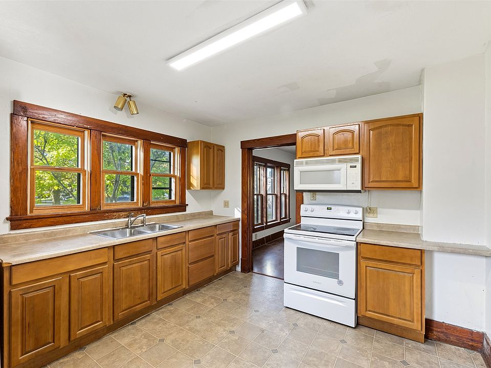 7th image of N3072 Clark Street