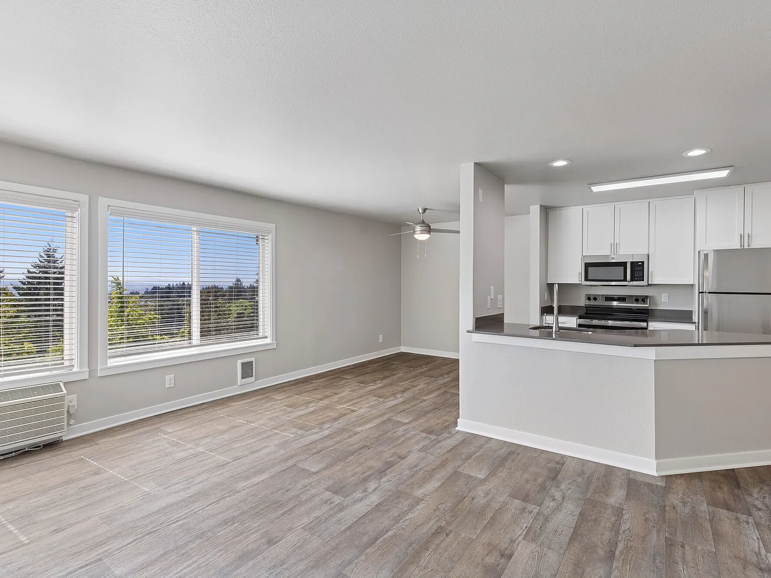Sunset Summit Apartments — Photo 4