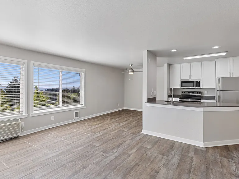 Sunset Summit Apartments — Photo 7