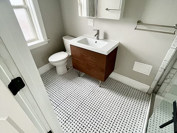 3rd image of 13450 Cedar Rd #4