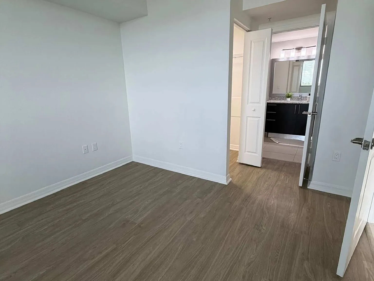 2 bed, 2.0 bath, 899 sqft, $2,626 — Photo 3