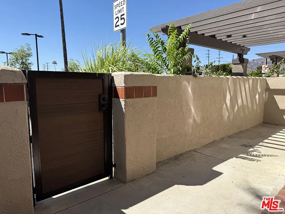 3 bed, 3.0 bath, 1460 sqft, $5,500 — Photo 3