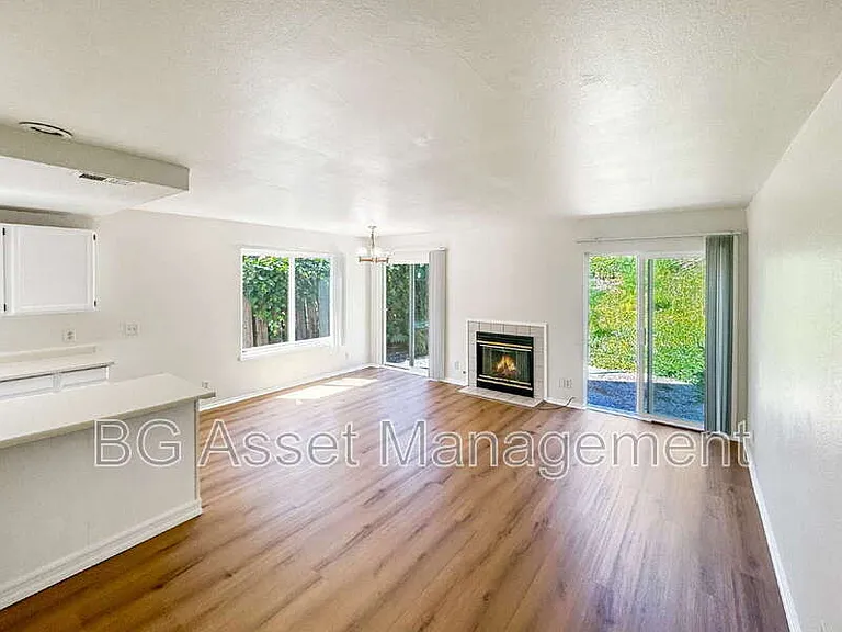 810 3rd St — Photo 2