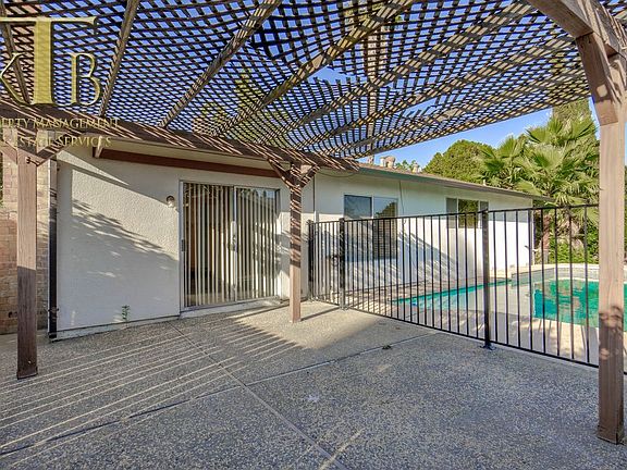 3rd image of 3127 Rosemont Dr