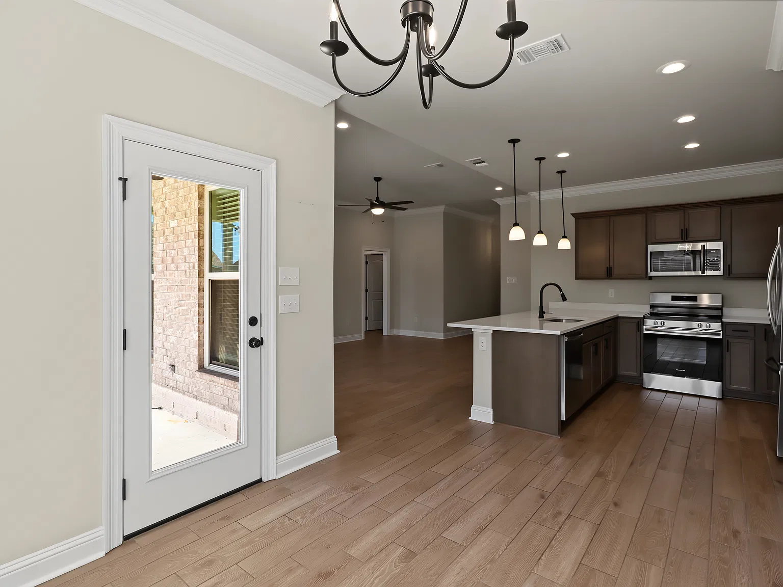 3 bed, 1624 sqft, $2,195 — Photo 4