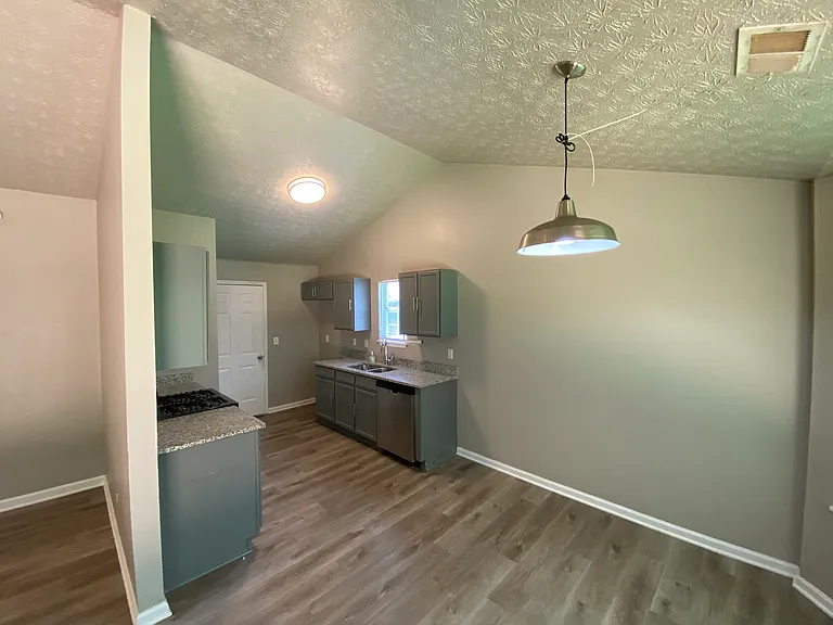 1810 Killarney Dr SW — Photo 9