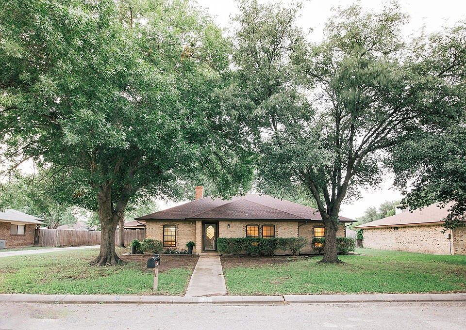 1st image of 2409 Green Oaks St