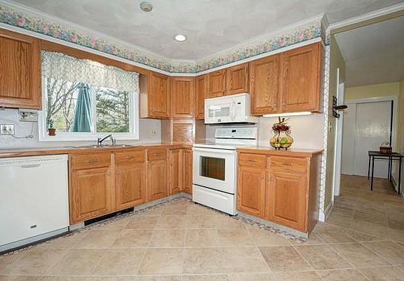 3rd image of 15 Hillandale Rd