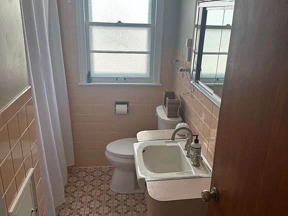 3rd image of 727 Orchard St