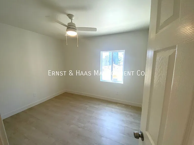 1145 1/2 Freeman Ave — Photo 12