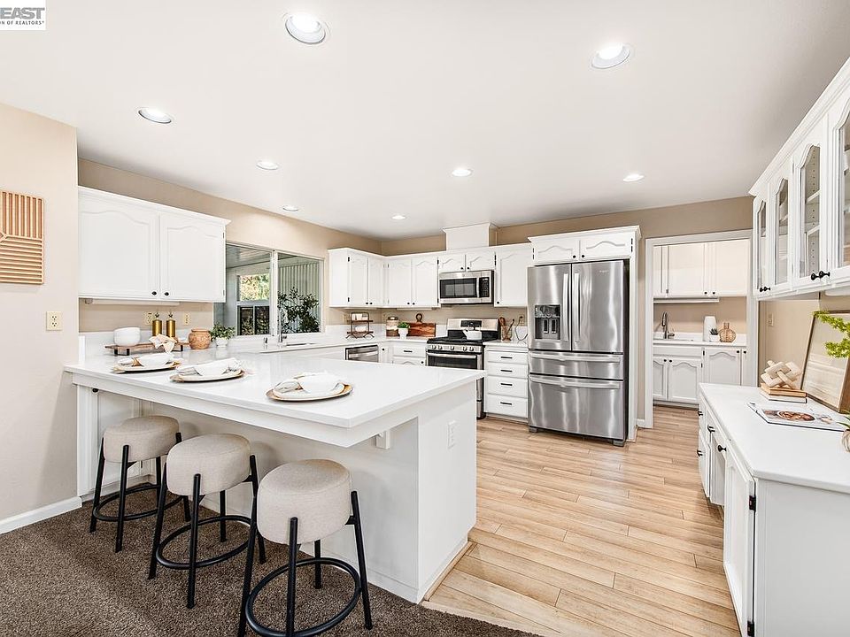 1st image of 297 Del Valle Ct