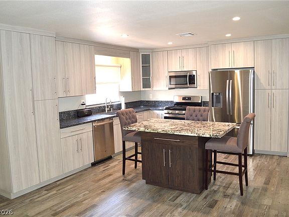 4th image of 700 Dolores Dr