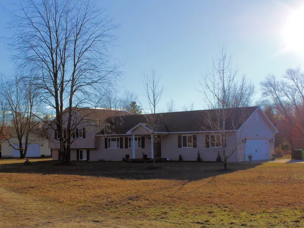 11158 Nichols Rd, Interlochen, MI 49643