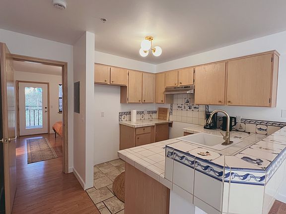 5th image of 105 Country Club Rd Unit 5