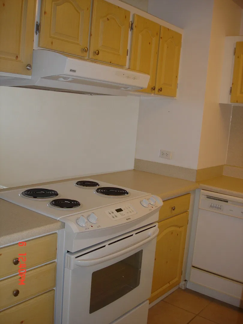 Partly Furnished 1 Bedroom 1 bath with 1 parking and utilities included 6 month lease only — Photo 3
