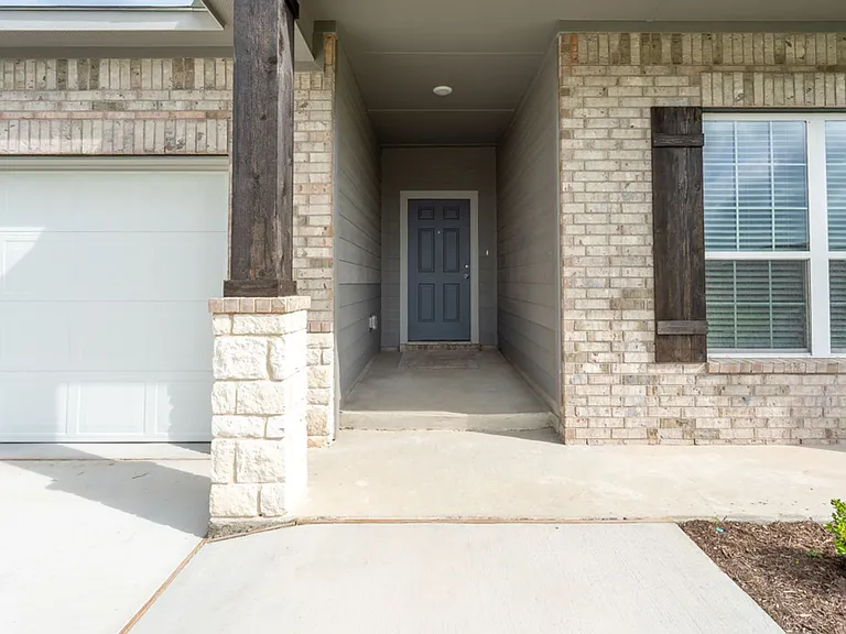 738 Friar Tuck Dr — Photo 1