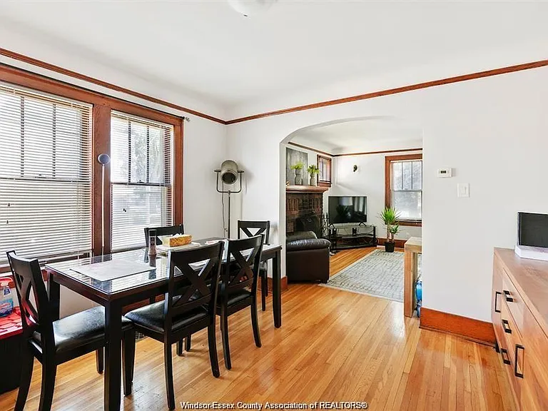 1596 Victoria Ave — Photo 7