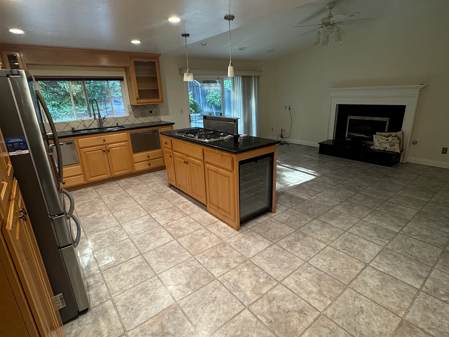4 bed, 2103 sqft, $4,700 — Photo 3
