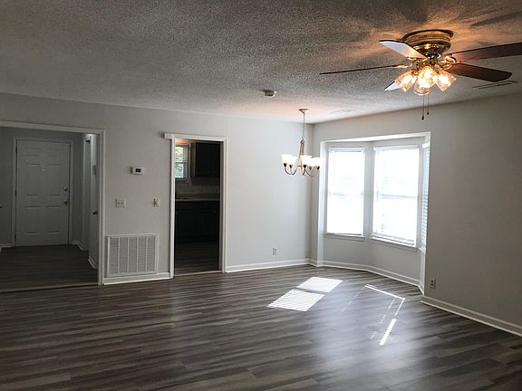 Spacious family room with eat in dining