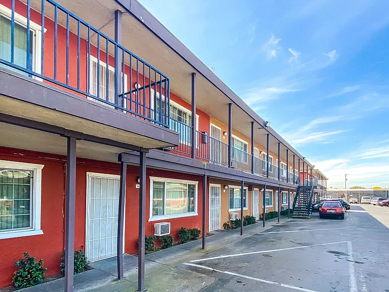 Delta Court Apartments — Photo 1