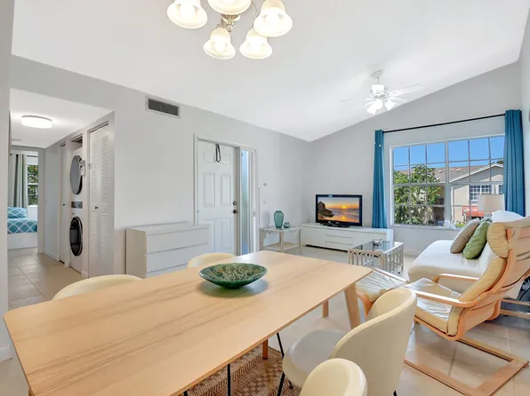 621 Waterside Dr, Hypoluxo, FL 33462