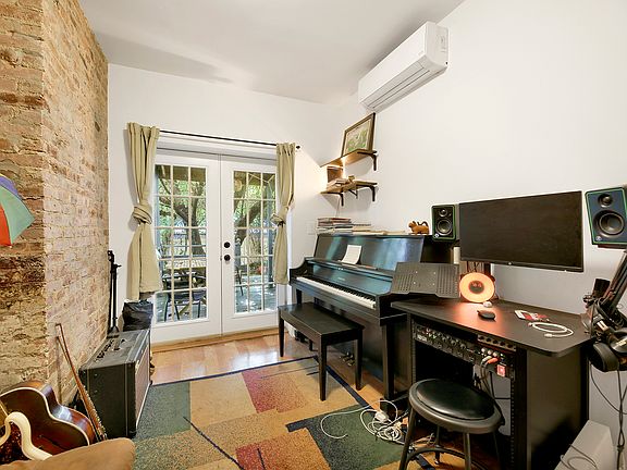 5th image of 336 Cornelia St #1
