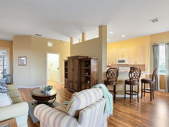 5th image of 823 Wolf Creek St