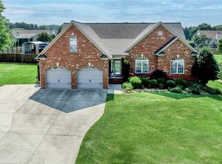 913 Aquaview Dr, Kernersville, NC 27284