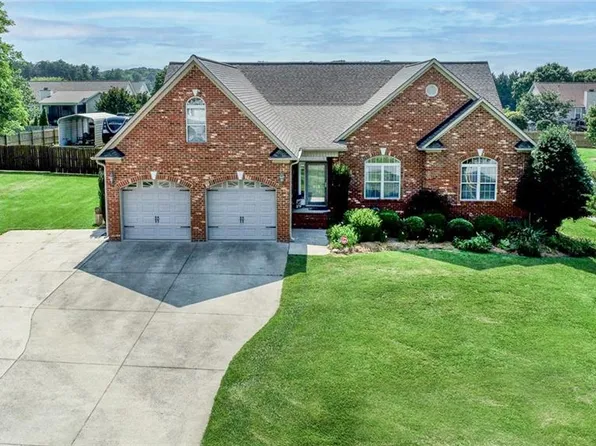 913 Aquaview Dr, Kernersville, NC 27284