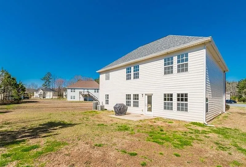 4 bed, 3.0 bath, 2676 sqft, $5,950 — Photo 2