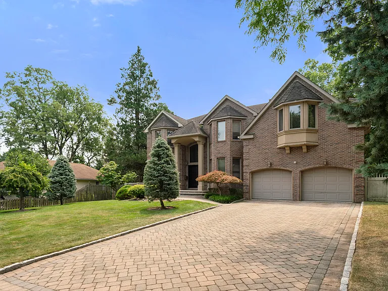 325 Cooper Pl — Photo 2