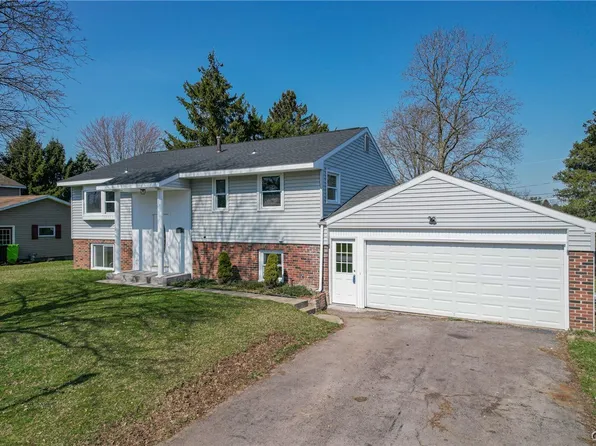 12 Lanyard Ln, Baldwinsville, NY 13027