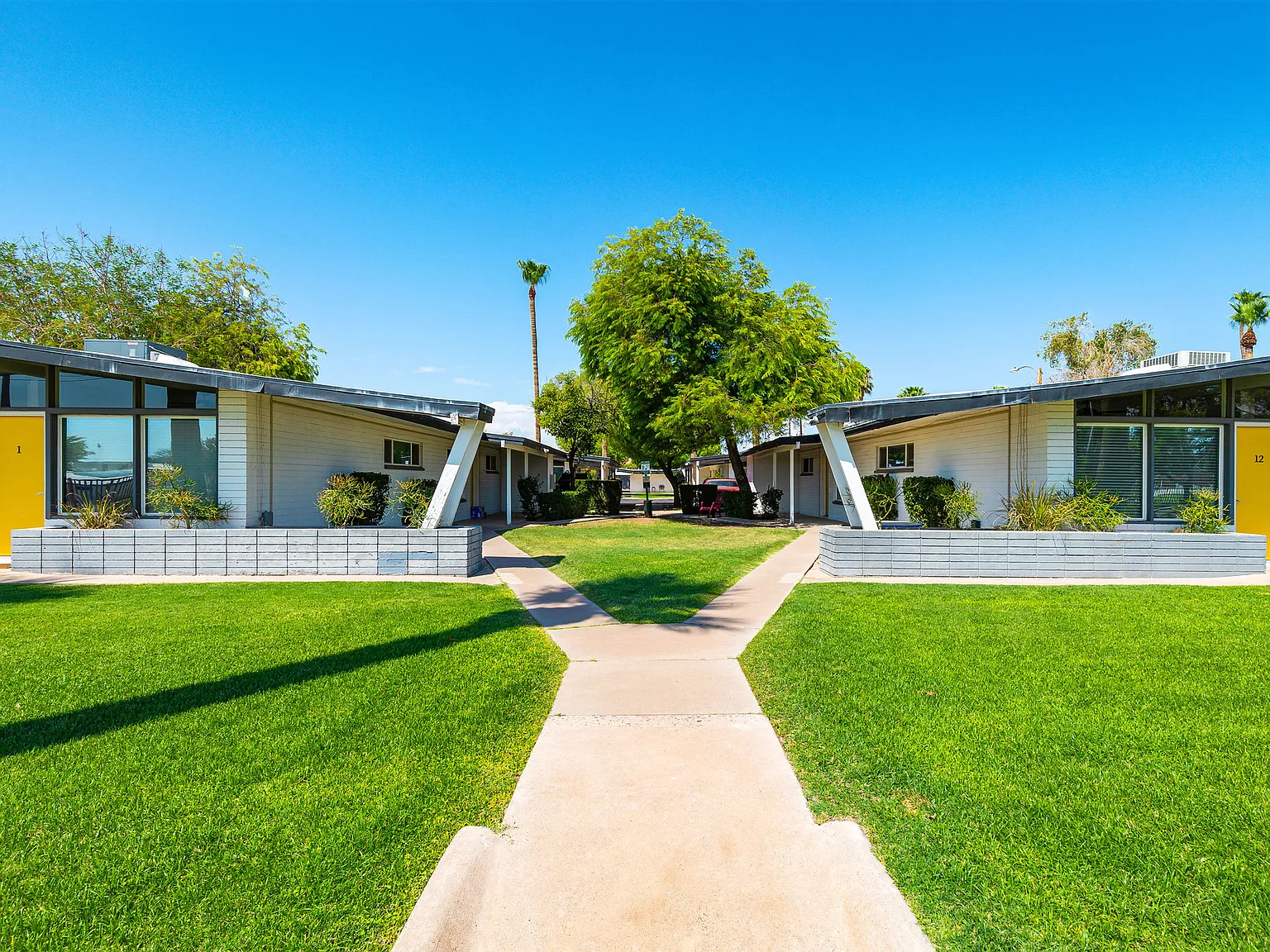 Modern Retro Living — Photo 1