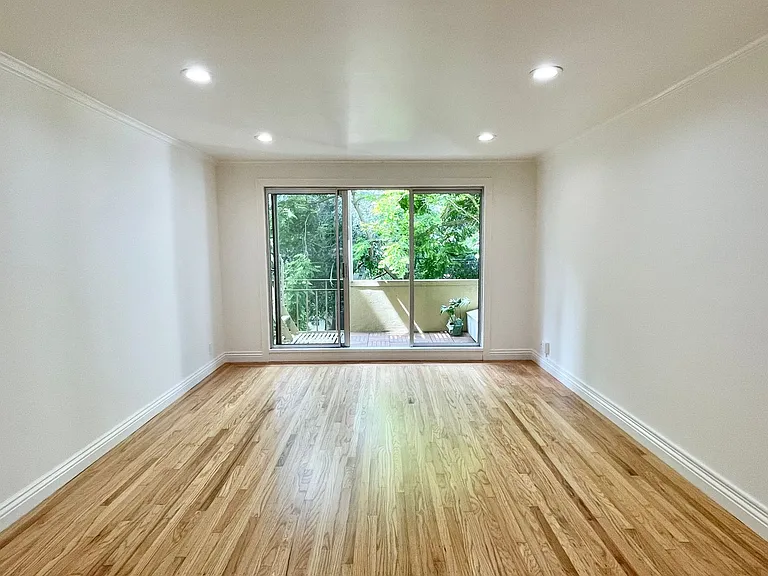 1260 Clay St #206 — Photo 2