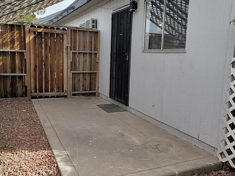 108 E Coogan Dr — Photo 2